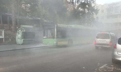 Автобус на градския транспорт във Велико Търново се запали в движение - 1