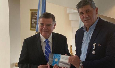 Посланикът на Аржентина у нас Алфредо Н. Атанасоф връчи медал - 1