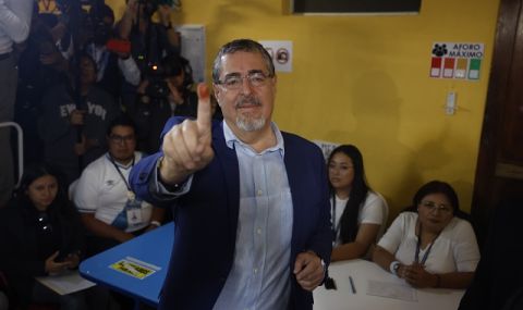 Смяна на върха! Социалдемократът Бернардо Аревало печели президентския вот в Гватемала - 1