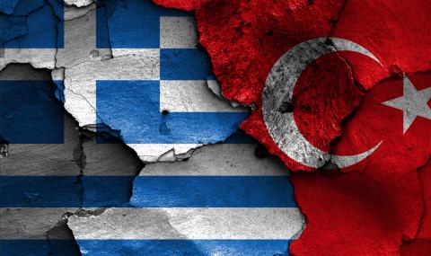 Оцветиха с червена боя гръцкия флаг на остров близо до Турция - 1