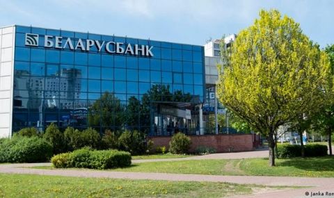 Руснаци се редят на опашка в Беларус за банкови карти - 1