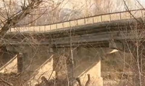 Укрепват моста над Струма към село Покровник след поройните валежи - 1