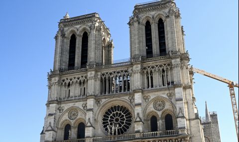 Парижани отбелязват Велики петък пред "Нотр Дам" три години след пожара  - 1