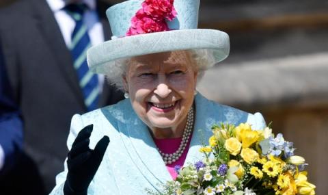 С топовни залпове отпразнуваха рождения ден на Кралица Елизабет - 1
