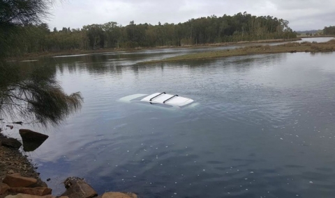 Мъж паркира колата си в езеро заради паяк - 1