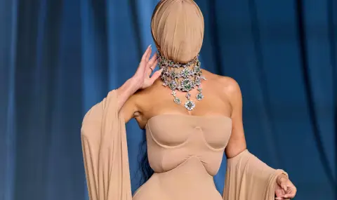 Екстравагантно и шокиращо: Ким Кардашиян с маска за лице в телесен цвят  - 1