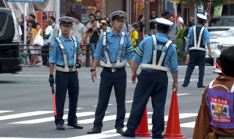 Мъж наръга жена и застреля двама полицаи в Япония - 1