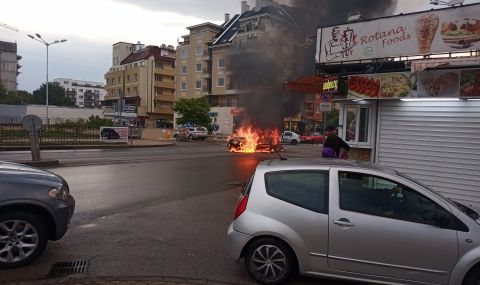 Автомобил изгоря като факла на столичен булевард (СНИМКИ) - 1