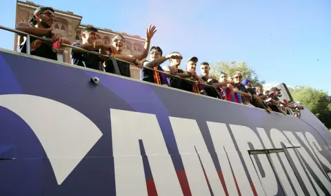 Барселона отпразнува титлата с шампионски парад (ВИДЕО) - 1