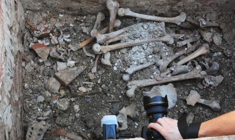 Откриха две гробници на площада в Стара Загора - 1