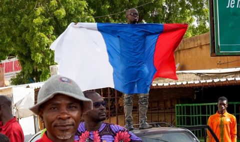 Вечна дружба! Нигерски шивачки шият усилено руски знамена след преврата - 1