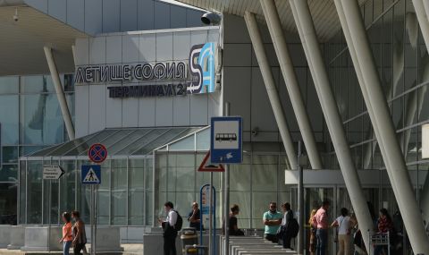 Посланикът ни в Русия кацна с хуманитарен полет в София - 1