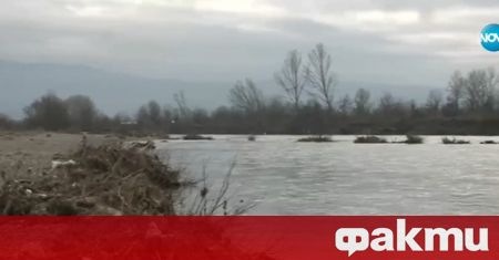 Отместено корито на река Струма застрашава село Тополница в Петричко.