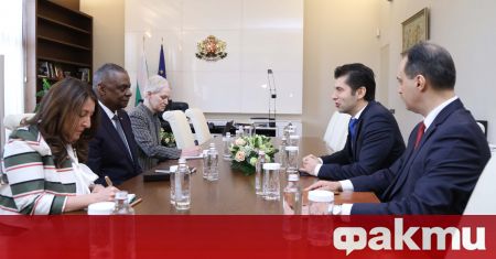 Министър председателят Кирил Петков провежда среща с министъра на отбраната на