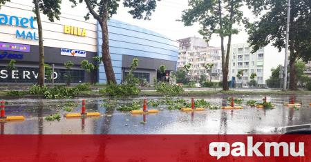 Силна буря удари Варна Над града са се изсипали силен