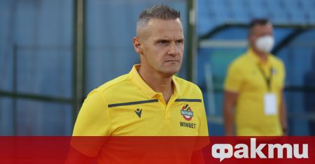 Треньорът на Ботев Пловдив Азрудин Валентич който държи цялата
