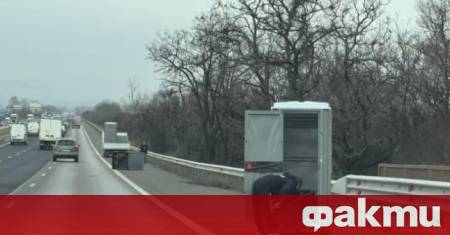Камион изсипа химически тоалетни на магистрала Тракия в лентата за