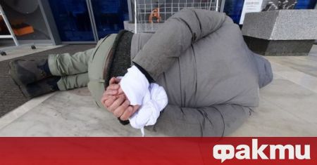 Протест пред руския културен център в София – мъж легна