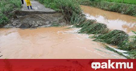 Двама души загинаха а над 1000 бяха евакуирани в Южна
