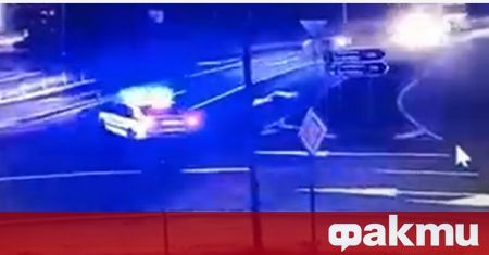 Видео с момента на катастрофата на полицейската кола с автобуса