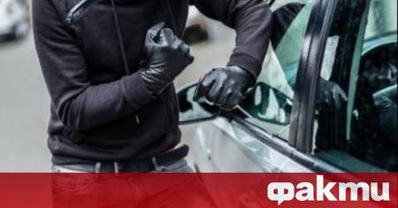 Тийнейджър се опита да краде от кола но остана заключен