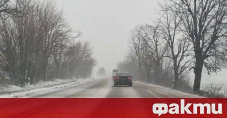 След снеговажелите пътната обстановка в страна остава усложнена 489 снегорина