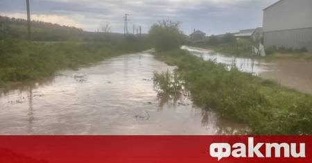 Обилен дъжд предизвика вчера бедствено положение в село Смилец Това написа
