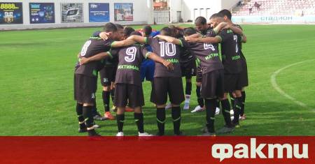 Двама футболисти от тима на Мътивир Ихтиман състезаващ се в