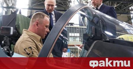 Президентът на Русия Владимир Путин разгледа експериментален образец на модернизирания