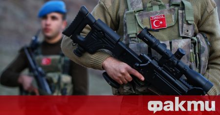 Двама турски войници са били убити а други трима са
