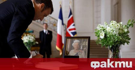Френският президент Еманюел Макрон подписва съболезнователна книга след кончината на