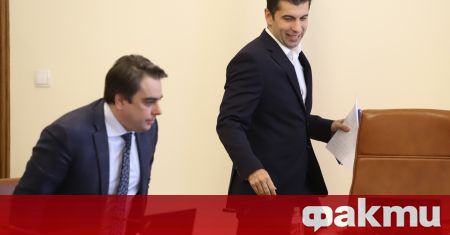Партиите от сваленото правителството на България събират одобрението на българите