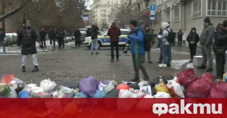 Десетки гневни граждани бяха блокирани и недопуснати на протест пред