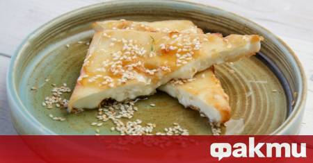 Необходими продукти твърдо сирене 300 г бяло брашно 2 с