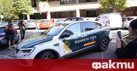 Най малко 13 души бяха ранени след като автомобил се вряза