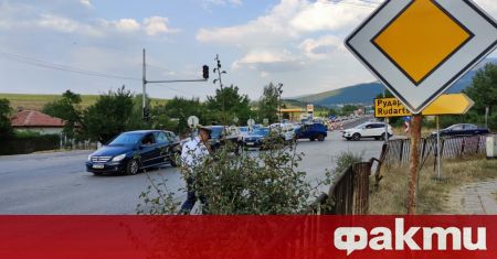 Блокада на пътя София Перник на светофара при разклона