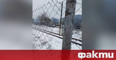 Само часове след монтирането ѝ предпазната ограда по железопътната линия
