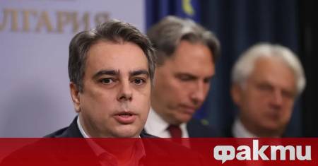 Асен Василев коментира пред журналисти в кулоарите на НС записите