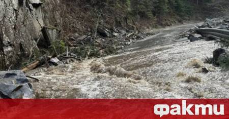 Част от пътя Велинград Сърница е залят от река Чепинска