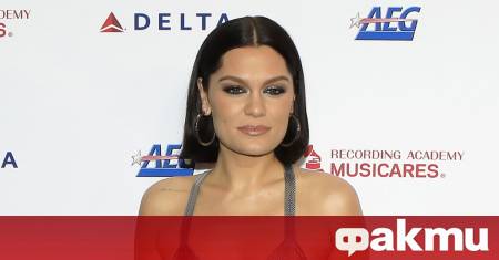 Британската поп певица Джеси Джей съобщи че с тъга отлага