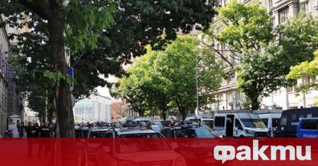 Значителен брой полицейски коли в София. На снимки и видеа