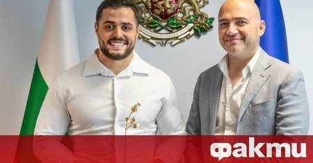 Световният и олимпийски шампион по вдигане на тежести Карлос Насар