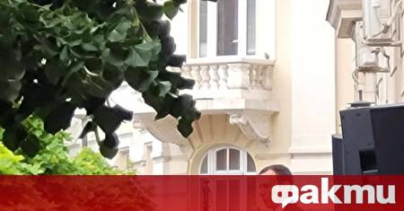 Множество граждани изпълниха пространството и блокираха движението около сградата на