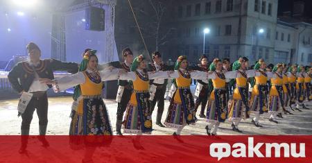 Протест на танцьори от Капанския ансамбъл в Разград Те са