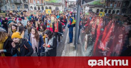 Стотици унгарци протестираха срещу готвена реформа в престижния Университет за