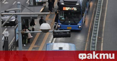 Пътнически автобус се вряза в сграда в столицата на Южна