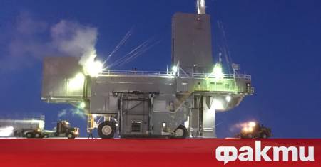 Голяма мобилна сондажна платформа се е срутила по време на