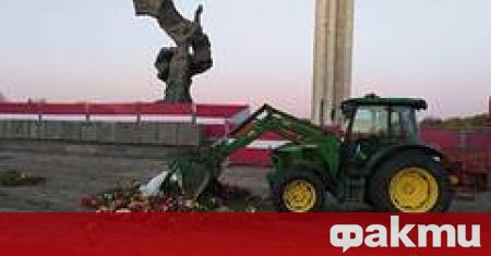 Общинските служби на Рига премахнаха с трактор цветята положени на