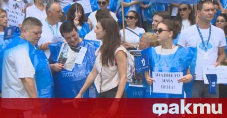 Служители на държавната компания за производство на ваксини и серуми