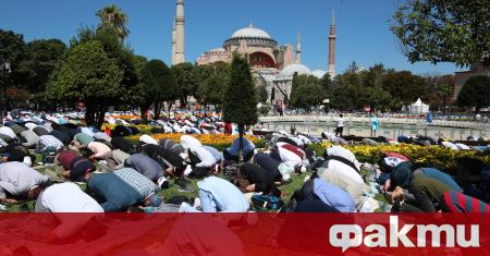 Турският президент Реджеп Ердоган заяви, че 350 000 души са
